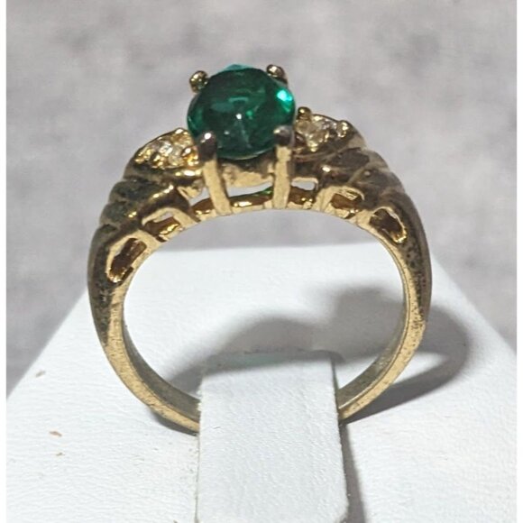 Elegant Mid Century Jewelry Concepts Gold Tone Ring With Green And Clear Stones - Picture 12 of 16